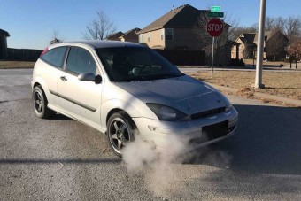 700 lóerő lakik ebben az unalmas, ezüst Focusban