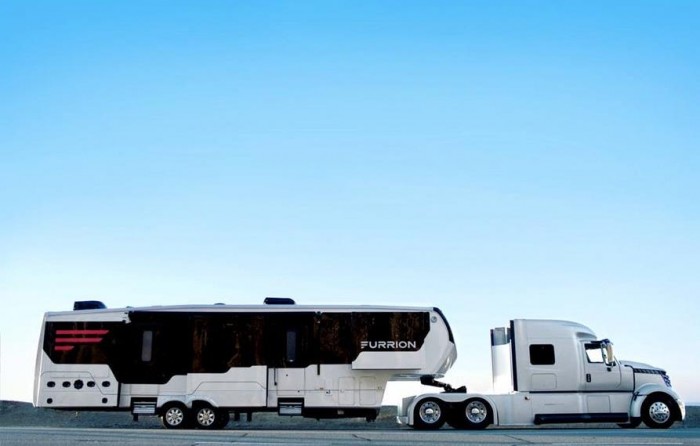 Garzonlakásnyi luxust kötöttek egy nyerges vontató mögé 3