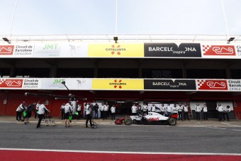 F1: Pályán a McLaren és a Haas - videó