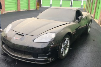 Valaki elhagyott egy brutál Corvette-t, hamarosan új gazdája lesz