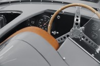 Újra megépíti legendás versenyautóját a Jaguar 26