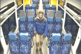 Pofán vágott egy ellenőrt Vácon, őt keresik