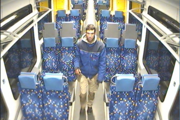 Pofán vágott egy ellenőrt Vácon, őt keresik