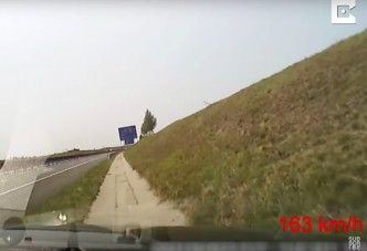 Elaludt egy autós az M6-oson, videón az egész baleset