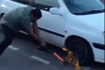 Egy dühös állampolgár, egy hatalmas kalapács és a kerékbilincs