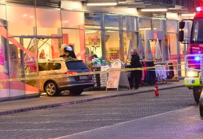 Egy autós berongyolt egy boltba Nyíregyházán 4 | Vezess Egy autós berongyolt egy boltba Nyíregyházán 4