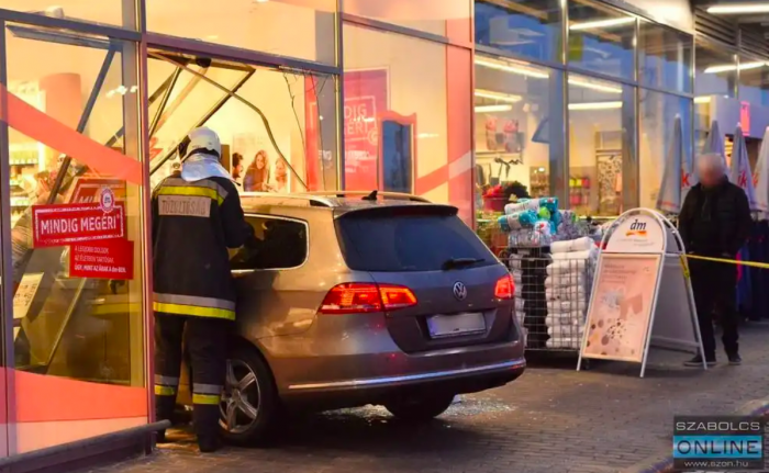 Egy autós berongyolt egy boltba Nyíregyházán 3