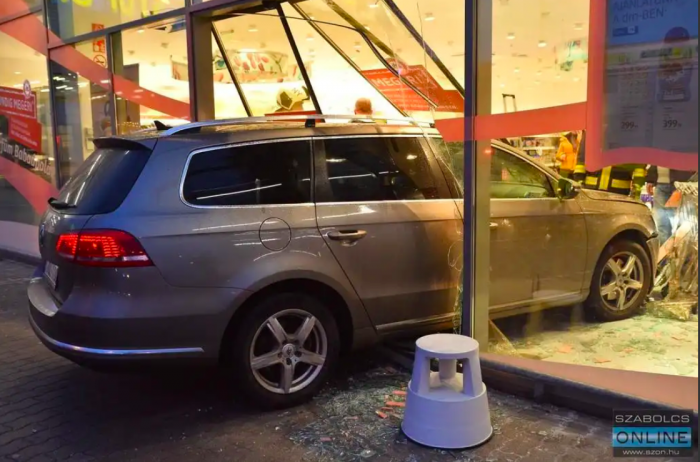 Egy autós berongyolt egy boltba Nyíregyházán 2