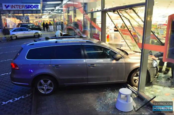 Egy autós berongyolt egy boltba Nyíregyházán 1