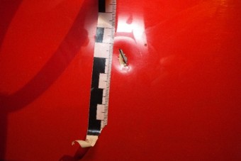 Kést szúrtak egy autó tetejébe Újpalotán