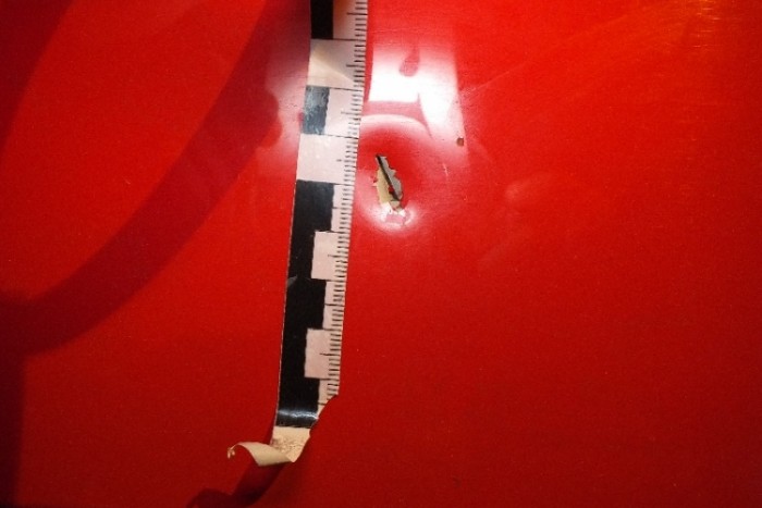 Kést szúrtak egy autó tetejébe Újpalotán