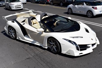 Na, melyik elnök jár ezzel a krémszínű Lamborghinivel?