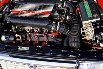 6 autó, amiben keresztben van a V8-as