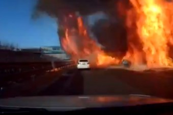 Ritkán látni ilyen felvételt: lángtengerré változott az egész autópálya