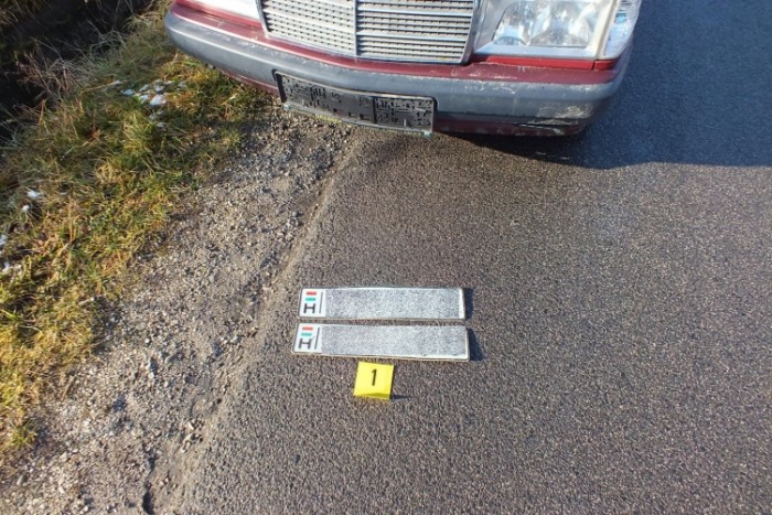 Nem akart rendszám nélkül menni, elvette másét