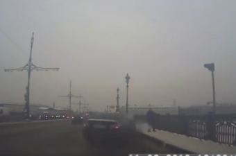 Majdnem meghalt, majd továbbsétált a gyalogos