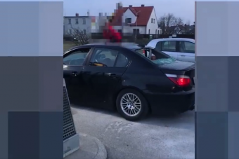Dühös apa verte szét lánya udvaralójának BMW-jét lapáttal