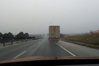 A leállósávon kerülgetik a kátyúkat a kamionok az M1-esen