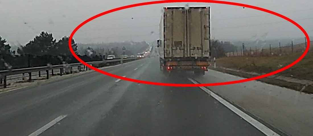 A leállósávon kerülgetik a kátyúkat a kamionok az M1-esen