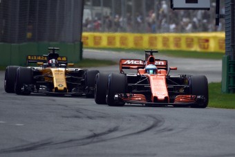 F1: A McLarentől is tart a Mercedes