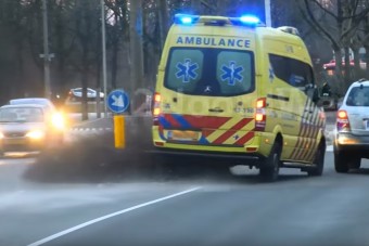 Leszorítottak az útról egy szirénázó mentőt, videó is van az esetről