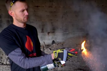 Ez történik, ha petárdát dobsz a benzinbe