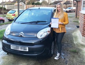 240 ezret kértek a fiatal lánytól a klíma javításáért, holott az nincs is a kocsiban