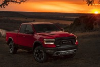 Férfiasan gyengéd: itt a hibrid pickup! 16 Férfiasan gyengéd: itt a hibrid pickup! 16