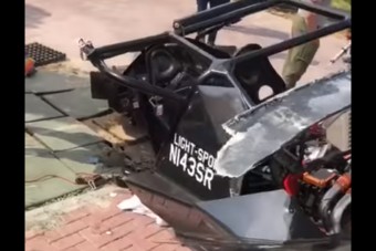 Háznak csapódott egy repülő autó