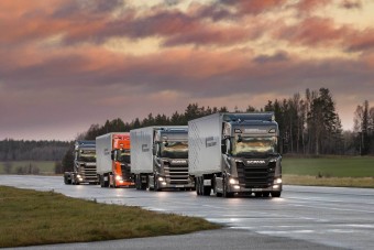 Ez történik, ha egy autós bevág két kamion közé