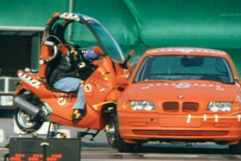 Furcsa látvány a BMW forradalmi robogójának töréstesztje