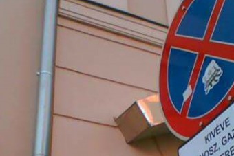 Szegeden olyan KRESZ-tábla-kiegészítés született, hogy a fal adja a másikat