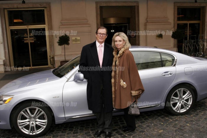 Eladó hazai használt autó, Roger Moore fenéklenyomatával 6