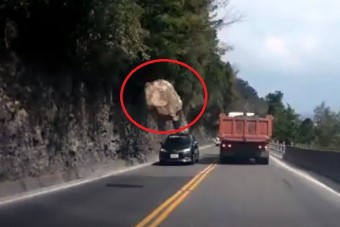 Kőtömb zuhant az útra, centiken múlt az autósok élete