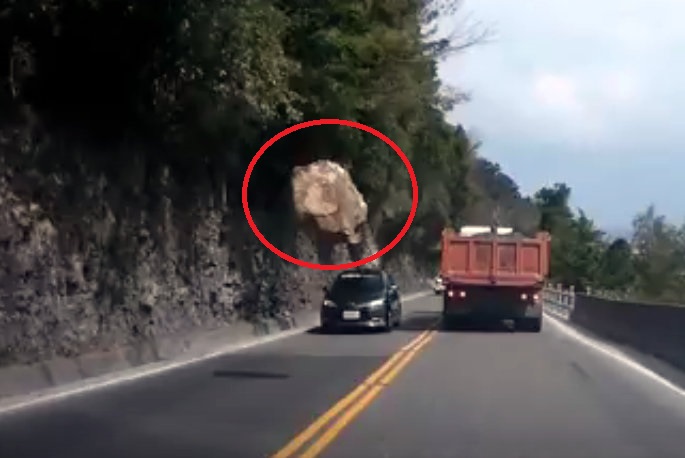 Kőtömb zuhant az útra, centiken múlt az autósok élete