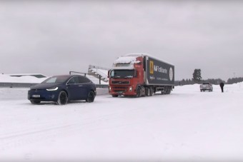 Vajon el tud húzni a hóban egy 43 tonnás kamiont a Tesla?