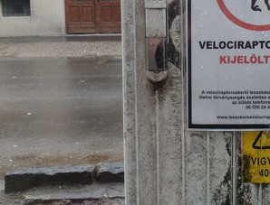 Meglepő táblát fotóztak Szegeden