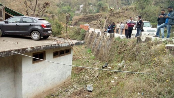 Ötletes módszerrel szabadítottak ki egy tetőre ugrató Suzukit 3