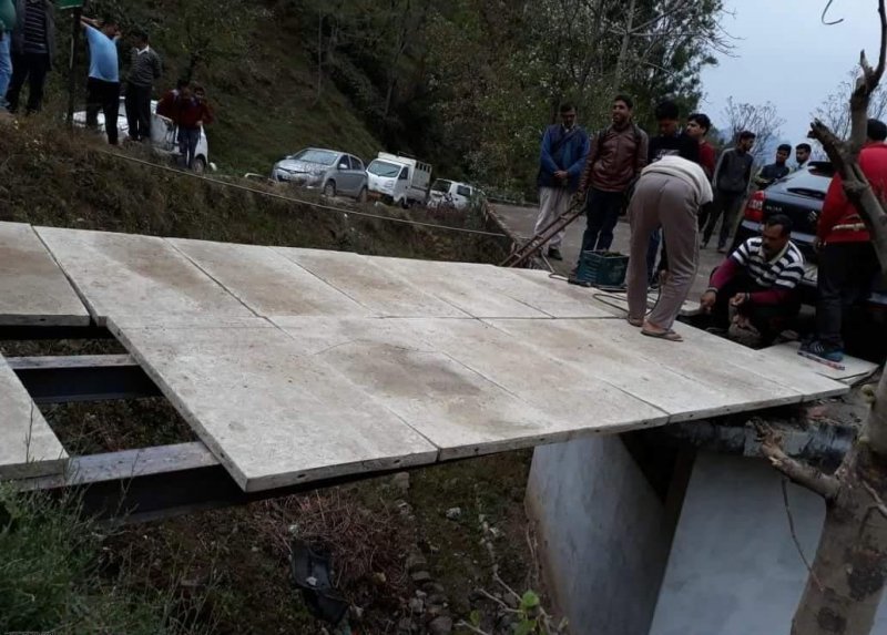 Ötletes módszerrel szabadítottak ki egy tetőre ugrató Suzukit 1