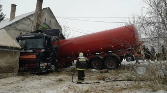 Fotókon a tolnai házat letaroló tartálykocsi