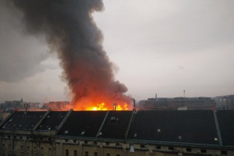 Tűz van a Soroksári úton, óriási a dugó