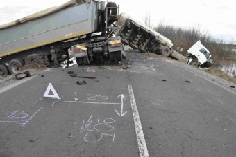 Frontálisan ütközött két kamion, megrázó fotók