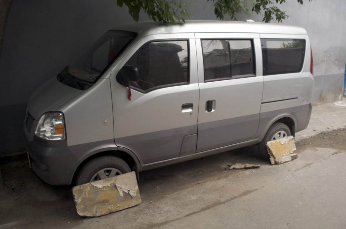 Keréknek támasztott kartonlappal védekeznek a kínaiak a kutyák ellen 1