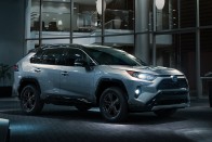 Végre karakteres a Toyota RAV4 – vagy ez már túlzás? 32