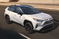 Végre karakteres a Toyota RAV4 – vagy ez már túlzás? 38