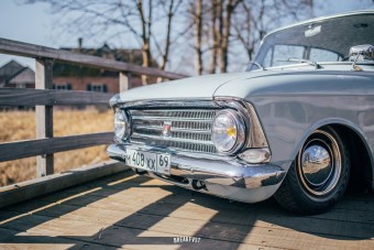 Csodáld meg ezt a porba ültetett Moszkvicsot