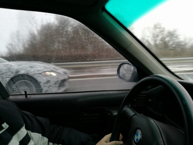 Az M7-esen fotózott olvasónk egy álcázott sportautót 1