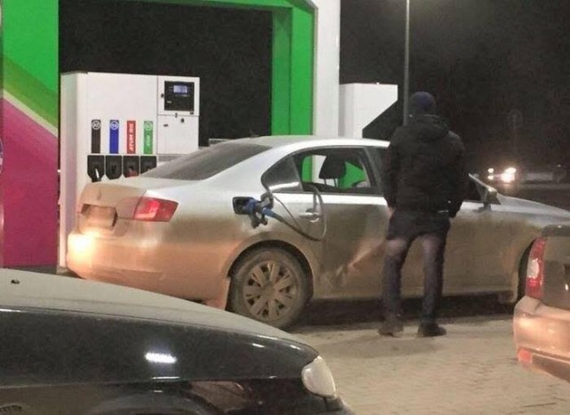 Jól látjuk, hogy ez az autós úgy tankol a kúton, ahogy csak nagyon kevesen? 1 Jól látjuk, hogy ez az autós úgy tankol a kúton, ahogy csak nagyon kevesen? 1