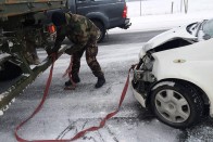 Látványos fotókon és videón, ahogy a magyar katonák segítettek az autósoknak a hóviharban 19