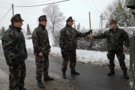 Látványos fotókon és videón, ahogy a magyar katonák segítettek az autósoknak a hóviharban 20